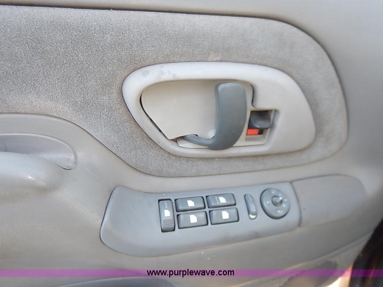 image for item I5372 1997 GMC Suburban 1500 SLE SUV