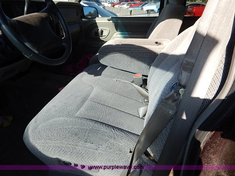 image for item I5372 1997 GMC Suburban 1500 SLE SUV