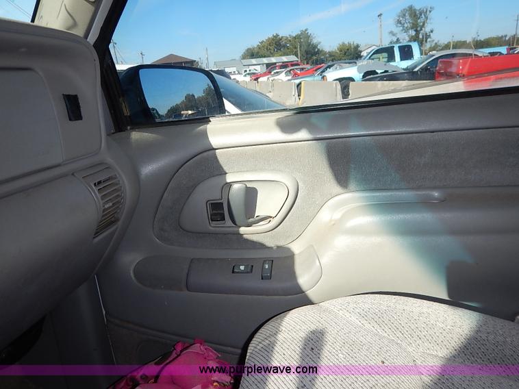 image for item I5372 1997 GMC Suburban 1500 SLE SUV