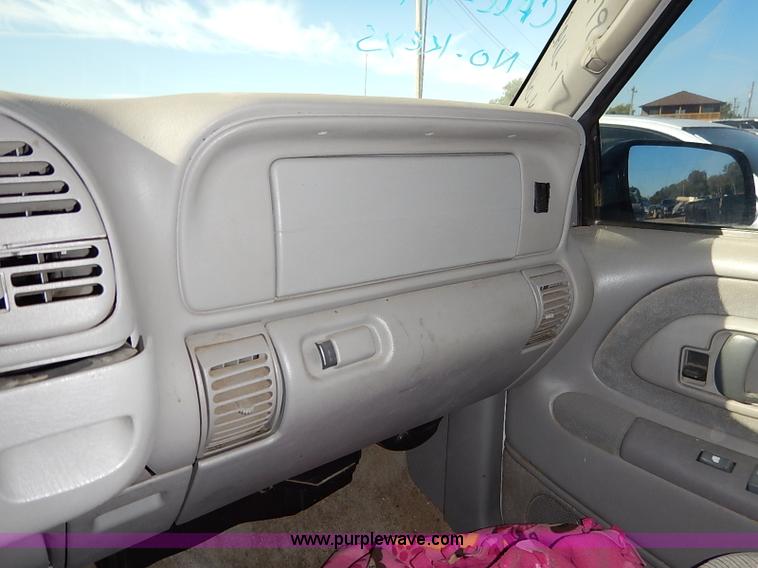 image for item I5372 1997 GMC Suburban 1500 SLE SUV