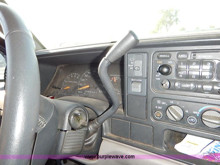 image for item I5372 1997 GMC Suburban 1500 SLE SUV