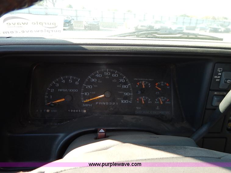 image for item I5372 1997 GMC Suburban 1500 SLE SUV