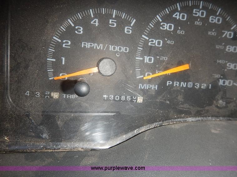 image for item I5372 1997 GMC Suburban 1500 SLE SUV