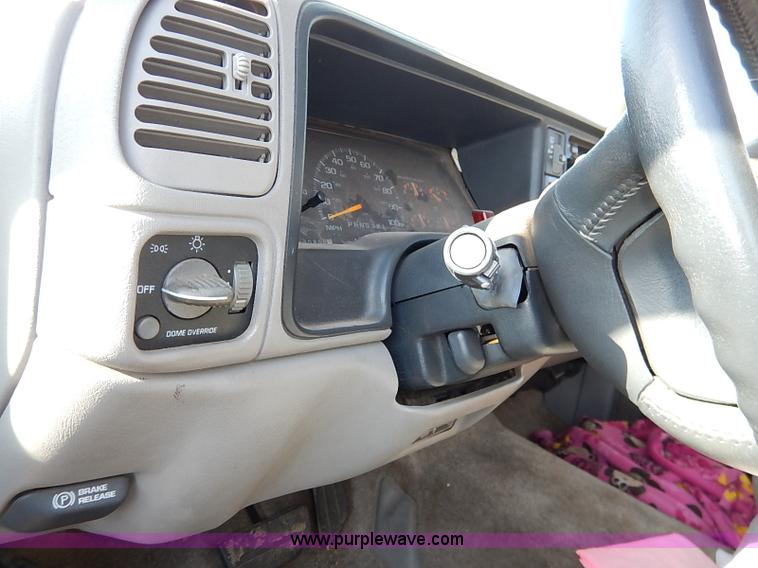 image for item I5372 1997 GMC Suburban 1500 SLE SUV