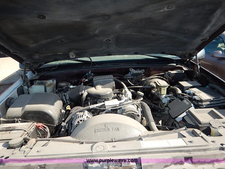 image for item I5372 1997 GMC Suburban 1500 SLE SUV