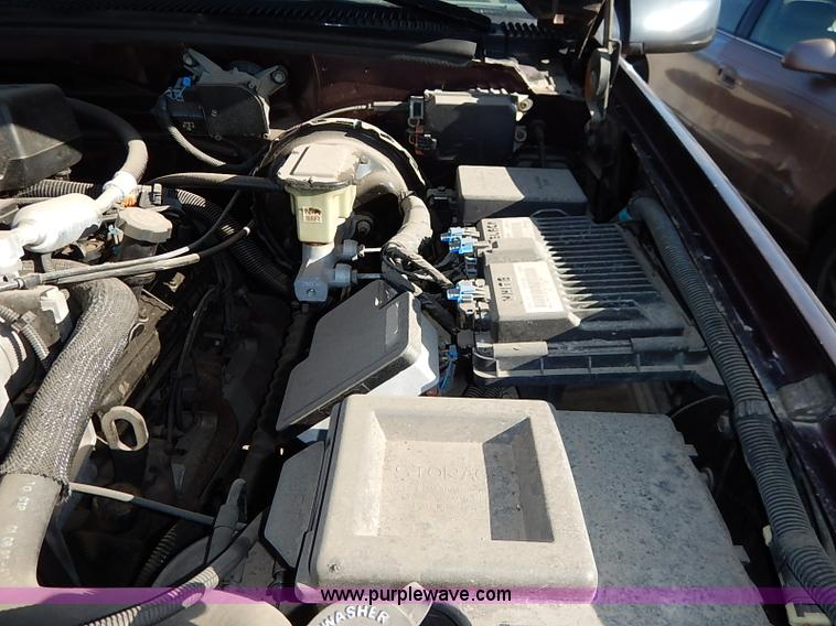 image for item I5372 1997 GMC Suburban 1500 SLE SUV