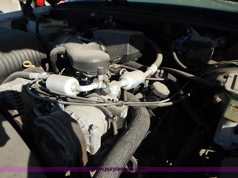 image for item I5372 1997 GMC Suburban 1500 SLE SUV