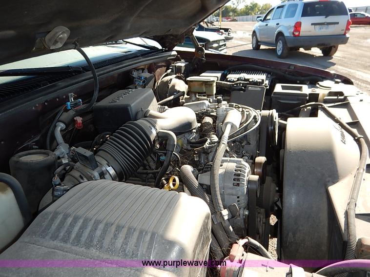 image for item I5372 1997 GMC Suburban 1500 SLE SUV