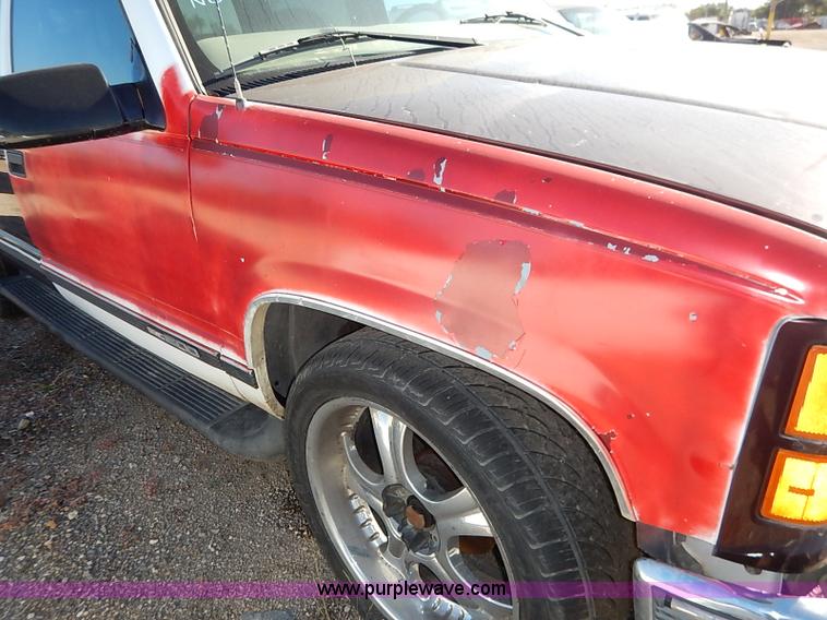 image for item I5372 1997 GMC Suburban 1500 SLE SUV