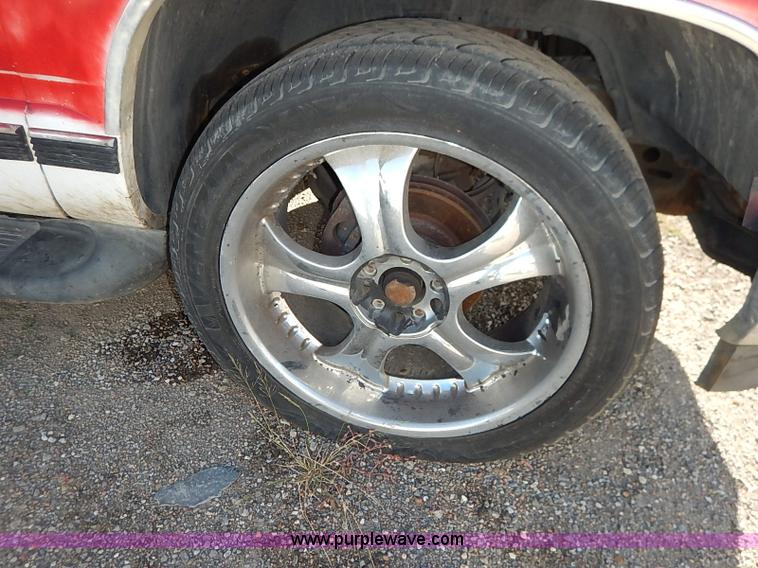 image for item I5372 1997 GMC Suburban 1500 SLE SUV