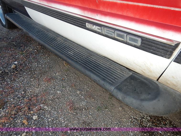 image for item I5372 1997 GMC Suburban 1500 SLE SUV