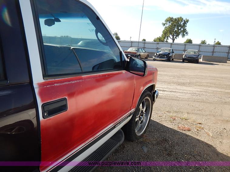 image for item I5372 1997 GMC Suburban 1500 SLE SUV