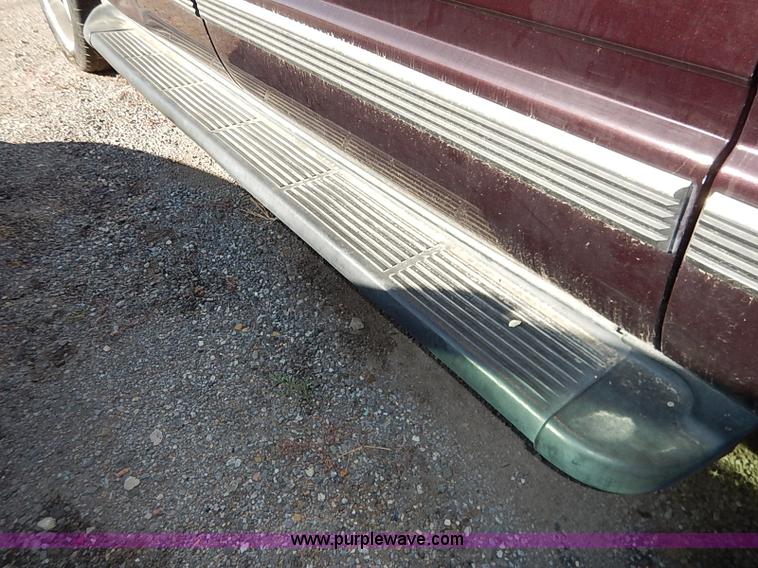 image for item I5372 1997 GMC Suburban 1500 SLE SUV