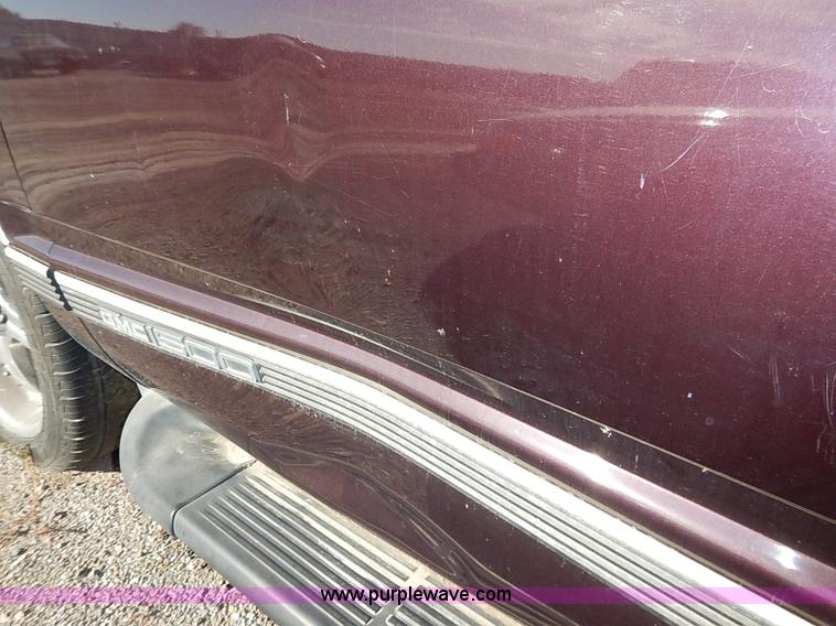 image for item I5372 1997 GMC Suburban 1500 SLE SUV