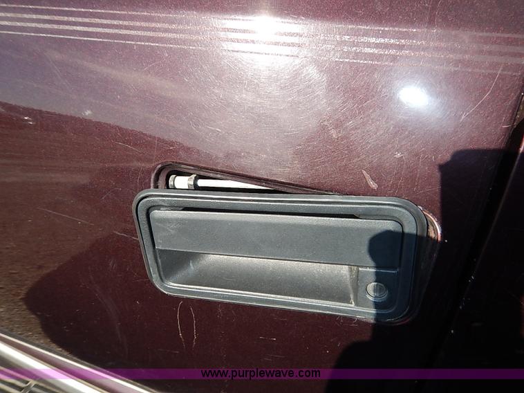 image for item I5372 1997 GMC Suburban 1500 SLE SUV