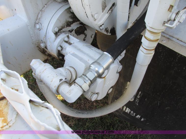 image for item G9914 1997 Ledwell LW40ADC aluminum feed trailer