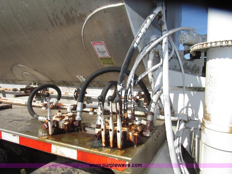 image for item G9914 1997 Ledwell LW40ADC aluminum feed trailer