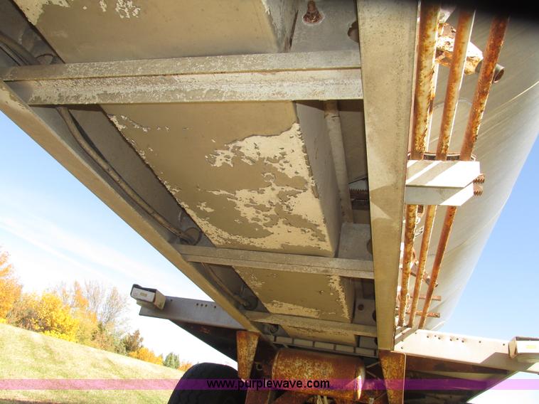 image for item G9914 1997 Ledwell LW40ADC aluminum feed trailer