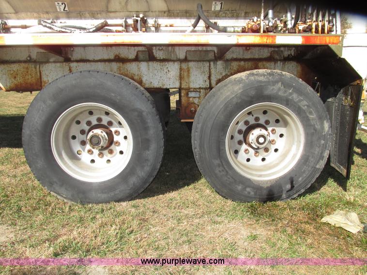 image for item G9914 1997 Ledwell LW40ADC aluminum feed trailer