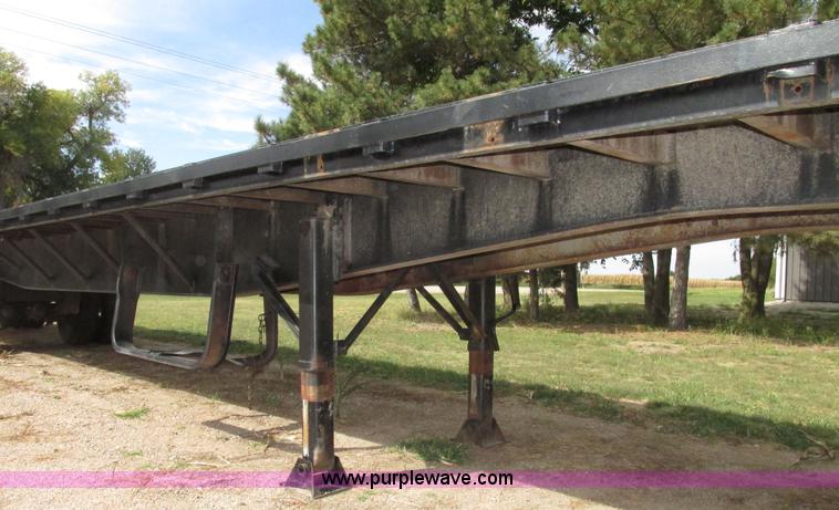 image for item G9928 1990 Fruehauf PBAT2W48 flatbed trailer