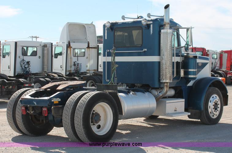 image for item H5542 2000 Peterbilt 379 semi truck