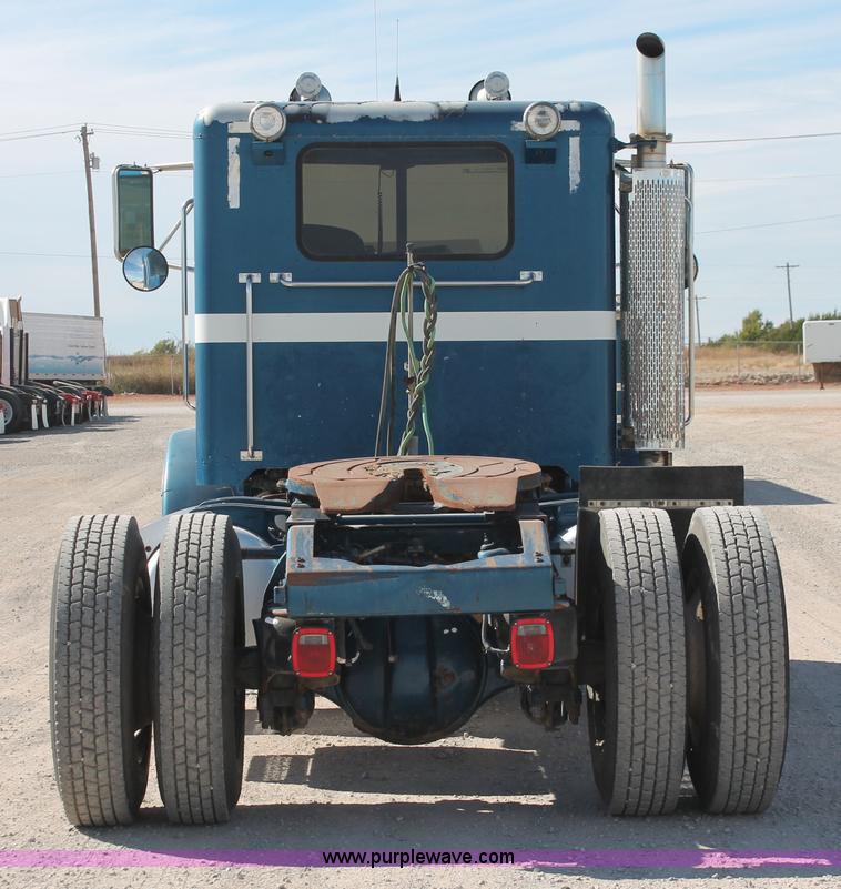 image for item H5542 2000 Peterbilt 379 semi truck