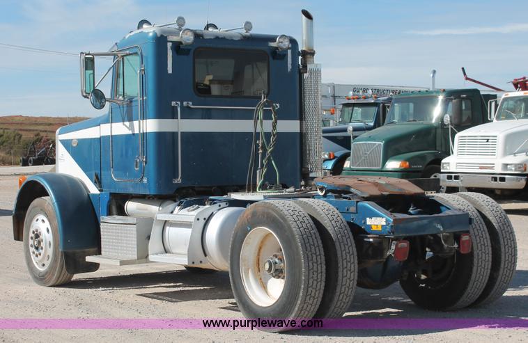 image for item H5542 2000 Peterbilt 379 semi truck