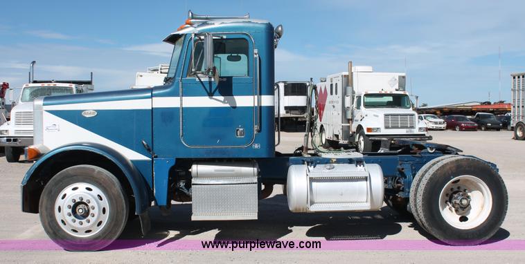 image for item H5542 2000 Peterbilt 379 semi truck