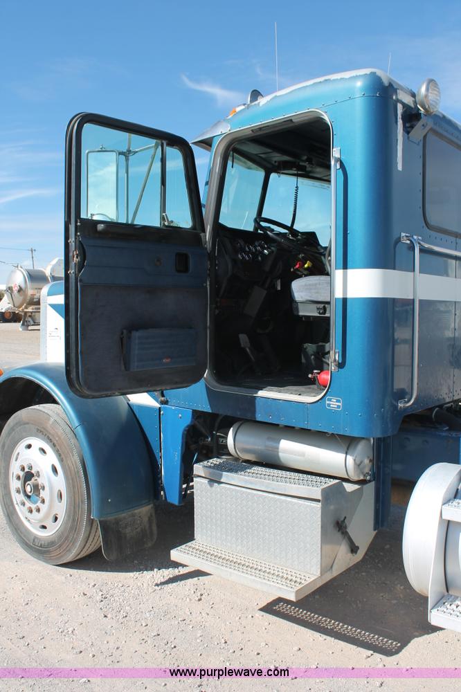 image for item H5542 2000 Peterbilt 379 semi truck