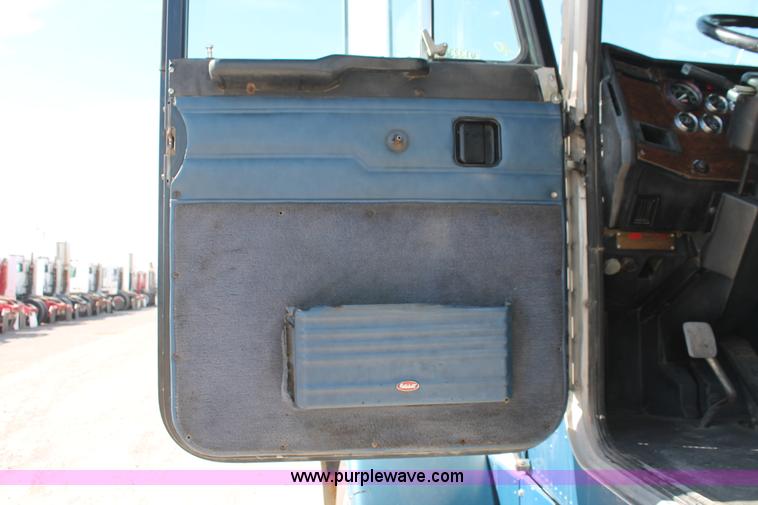 image for item H5542 2000 Peterbilt 379 semi truck