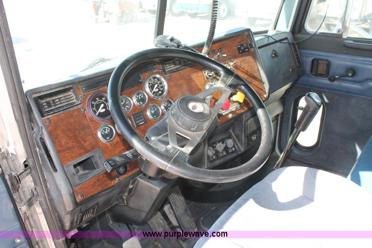 image for item H5542 2000 Peterbilt 379 semi truck