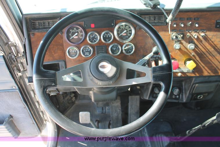 image for item H5542 2000 Peterbilt 379 semi truck