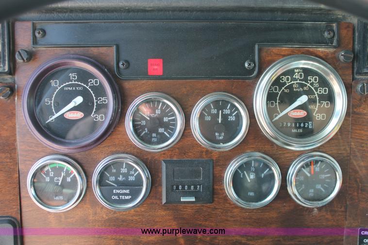 image for item H5542 2000 Peterbilt 379 semi truck