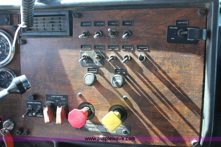 image for item H5542 2000 Peterbilt 379 semi truck