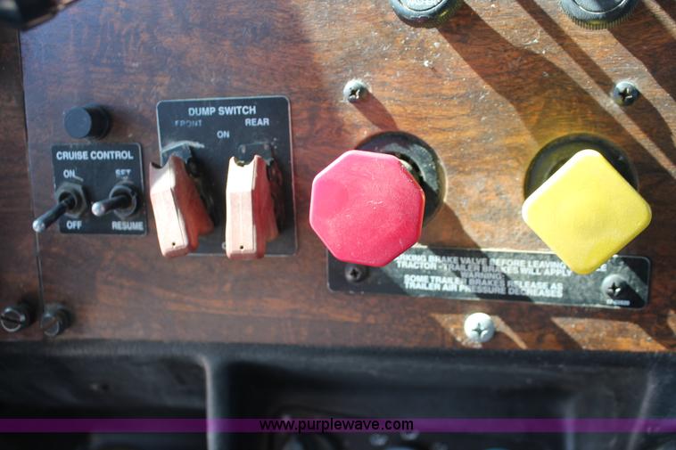 image for item H5542 2000 Peterbilt 379 semi truck