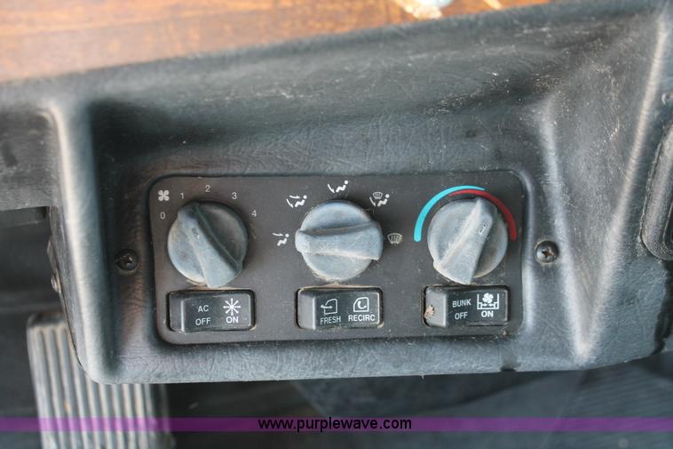 image for item H5542 2000 Peterbilt 379 semi truck