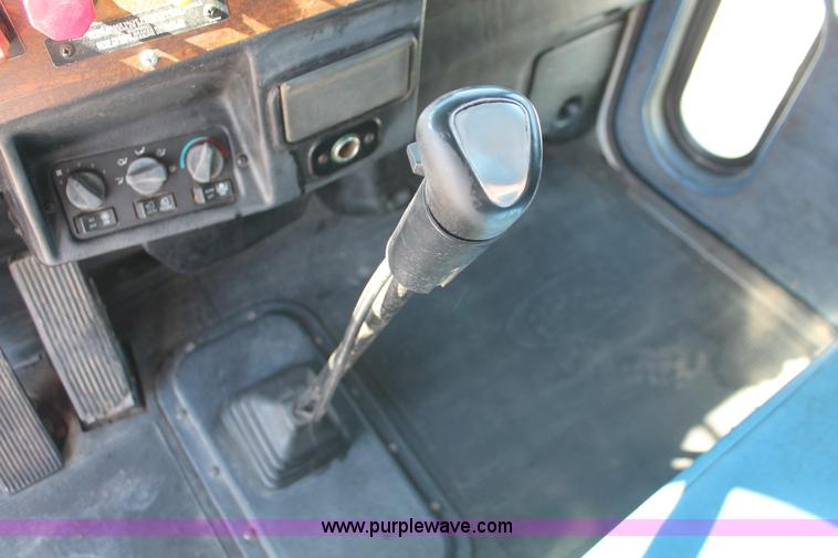 image for item H5542 2000 Peterbilt 379 semi truck