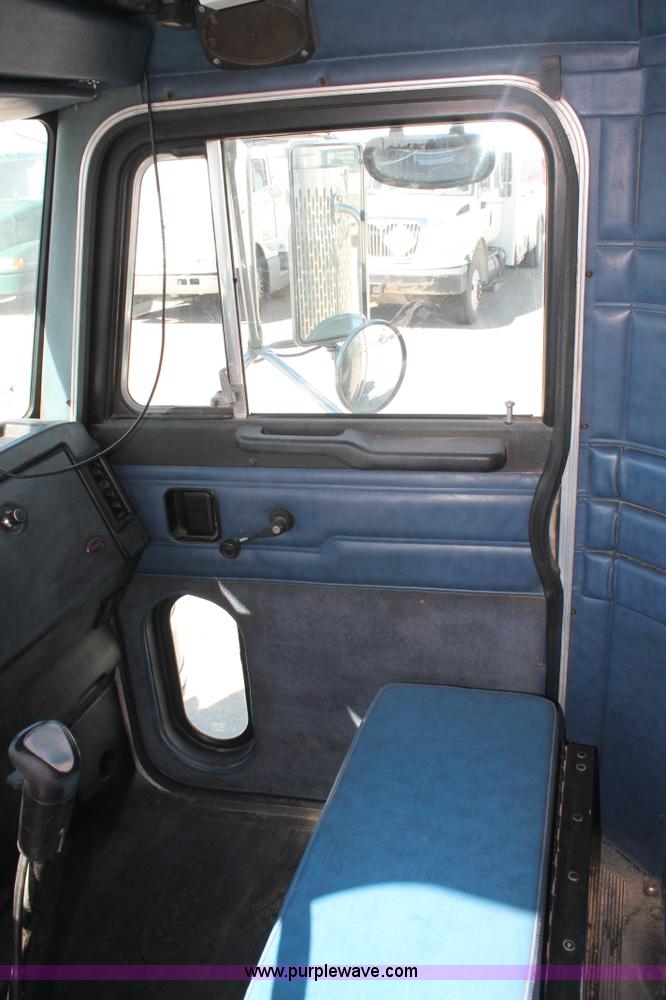 image for item H5542 2000 Peterbilt 379 semi truck