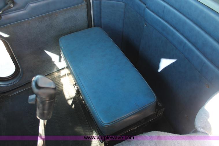 image for item H5542 2000 Peterbilt 379 semi truck