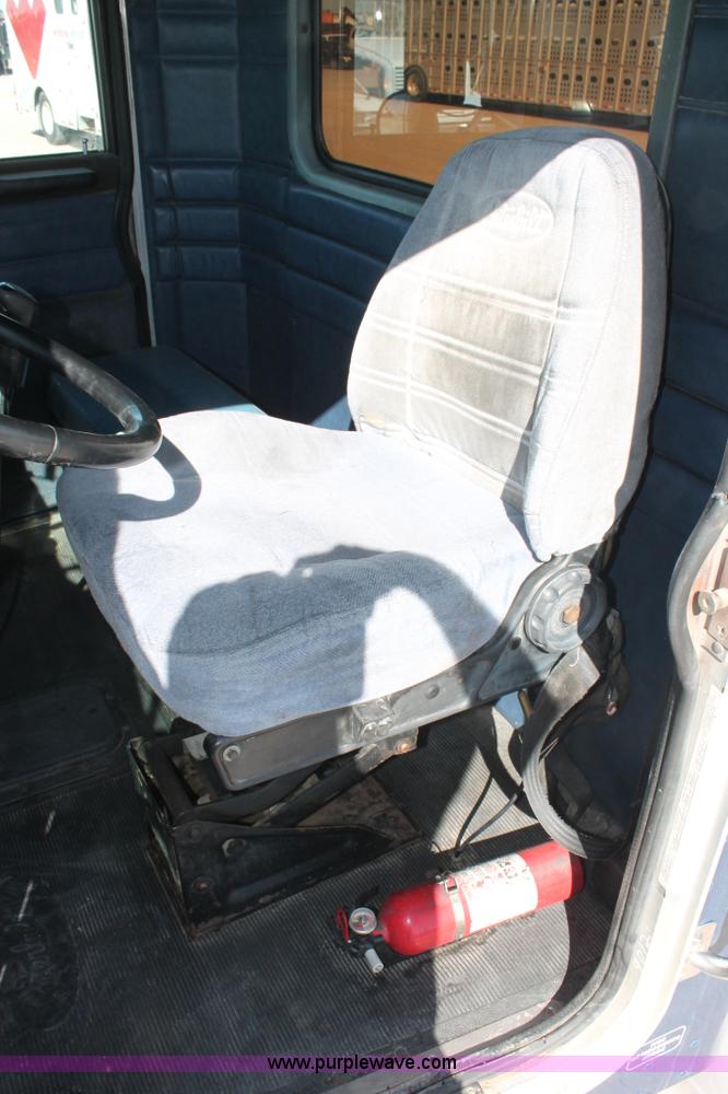 image for item H5542 2000 Peterbilt 379 semi truck