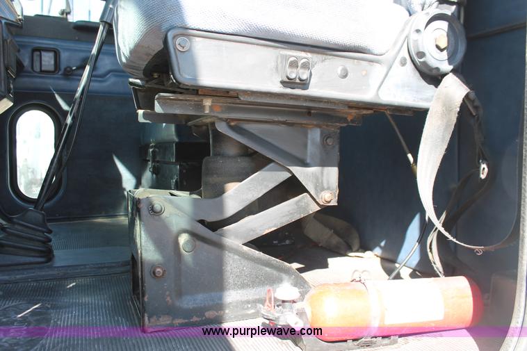 image for item H5542 2000 Peterbilt 379 semi truck