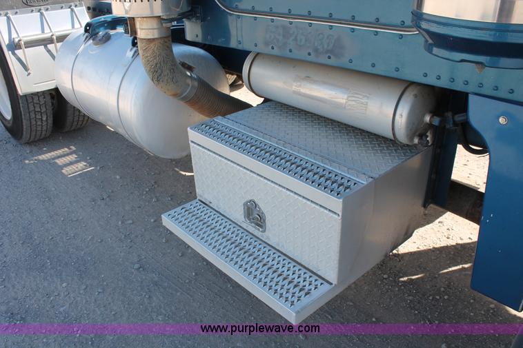 image for item H5542 2000 Peterbilt 379 semi truck