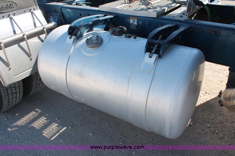 image for item H5542 2000 Peterbilt 379 semi truck