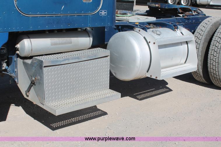 image for item H5542 2000 Peterbilt 379 semi truck