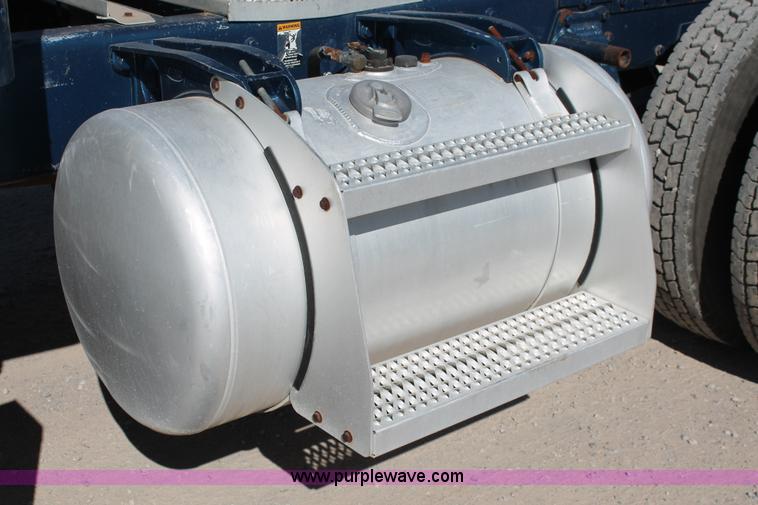 image for item H5542 2000 Peterbilt 379 semi truck