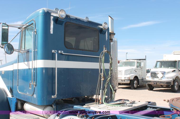 image for item H5542 2000 Peterbilt 379 semi truck