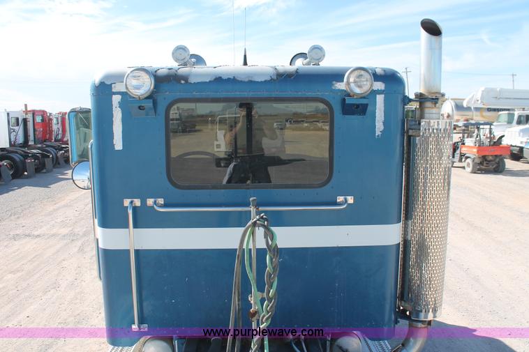 image for item H5542 2000 Peterbilt 379 semi truck