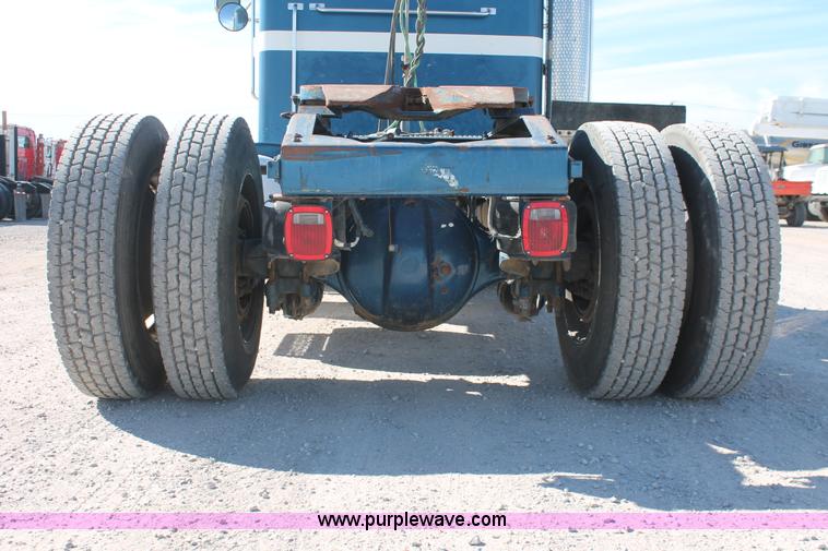 image for item H5542 2000 Peterbilt 379 semi truck