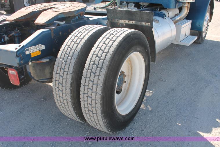 image for item H5542 2000 Peterbilt 379 semi truck