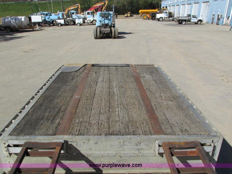 image for item I4123 1996 Wilson CFD-900 step deck trailer